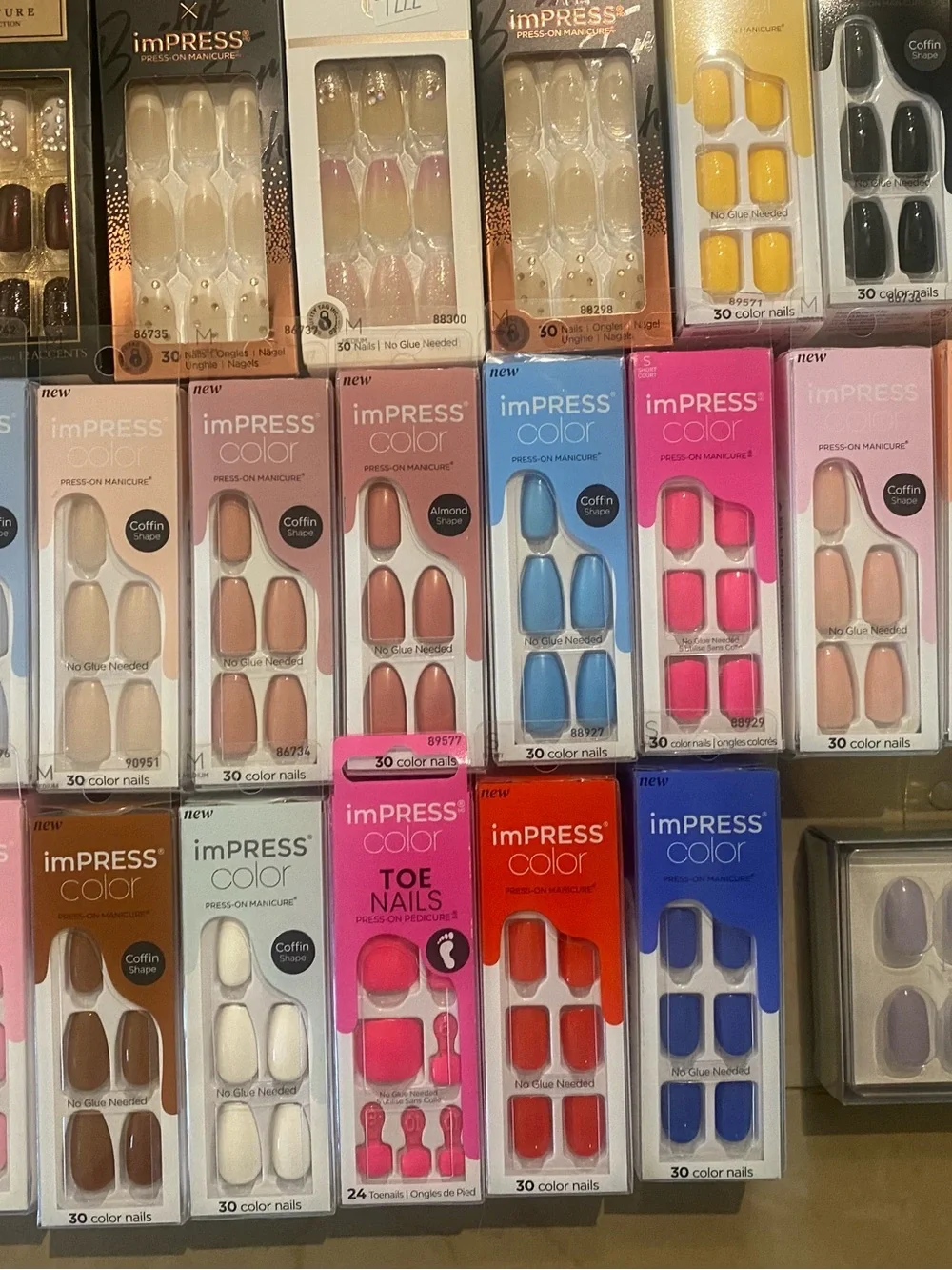 46 sets of press on nails - Picture 4 of 4